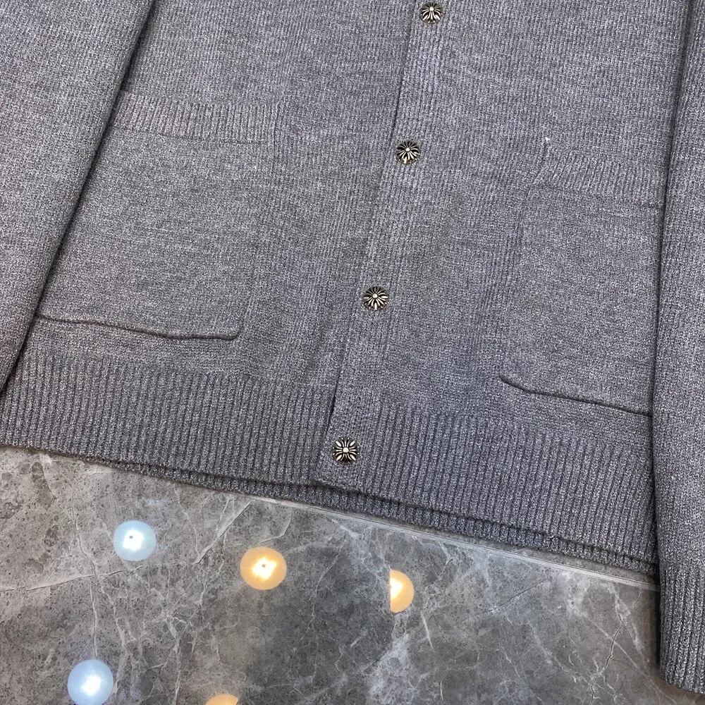 P296 Chrome Hearts 🍁Sweater series🍁 New V-neck buttoned cardigan sweater for autumn and winter. Selected high-quality wool blended knitted fabrics. Tajima machine embroidery➕ Heavy cross sheepskin patchwork craftsmanship. Total size 17 pieces of patchwork➕Customized silver-proof lattice buckle. Non-market ordinary version. 🏷Three standards complete🏷 🌈Recommended colors: black white🌈